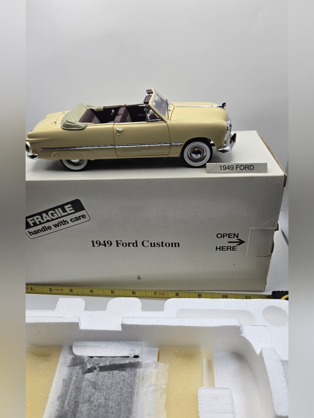Danbury Mint 1:24 1949 Ford Custom In Butter Yellow